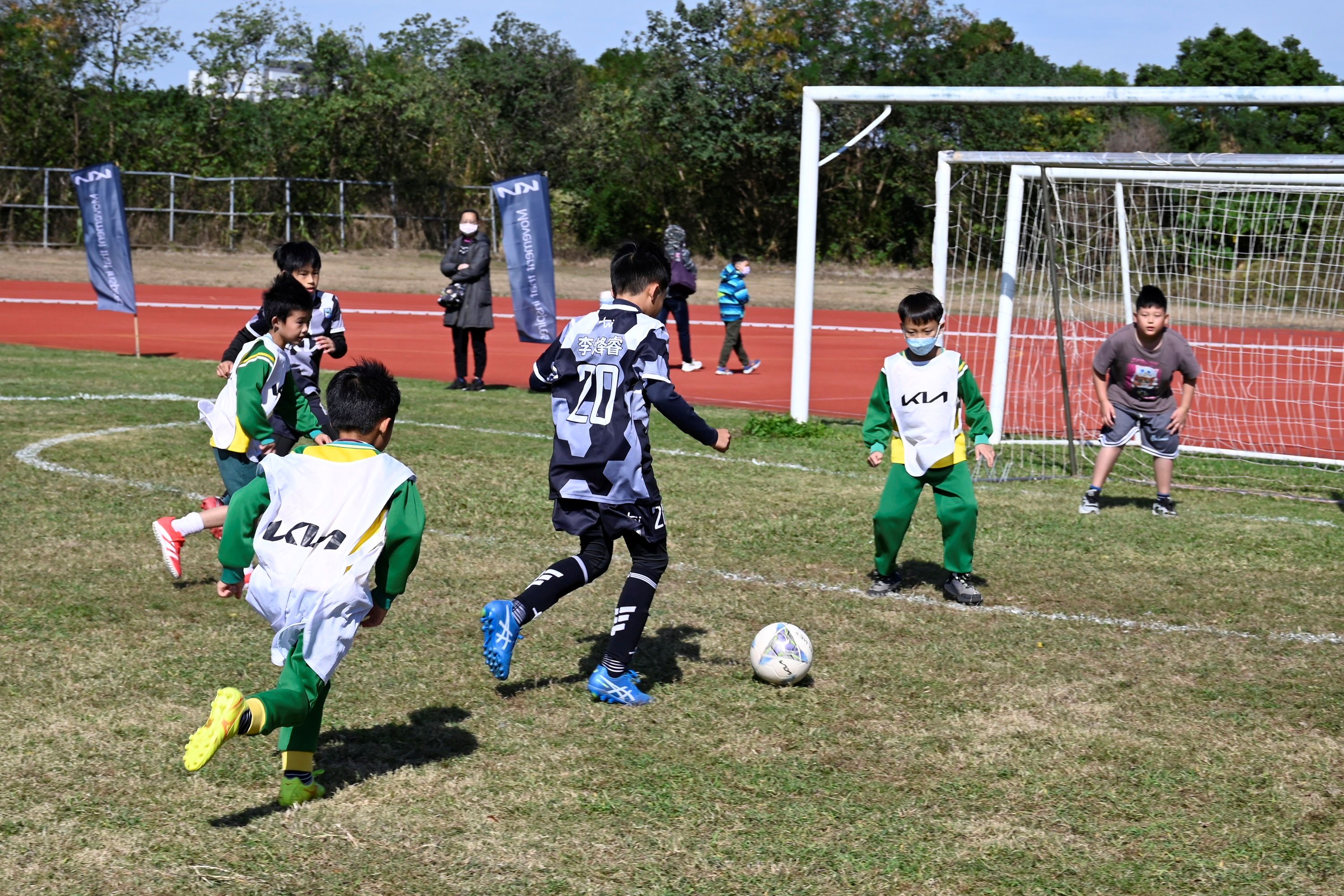 5.本次為第四屆「2025 Kia Kids Cup小小世界盃」足球嘉年華，吸引近百名熱愛足球的小將們與家長共襄盛舉。